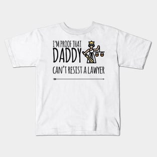 I'm proof that daddy can't resist a lawyer Kids T-Shirt